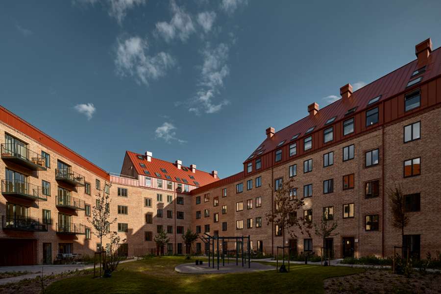 Das Klassische bekommt eine moderne Note in Kopenhagens Blöcken, die mit Stahlprofilen verkleidet wurden, Køhlers Have, Borgmester Christiansens Gade 17, 2450 København SV